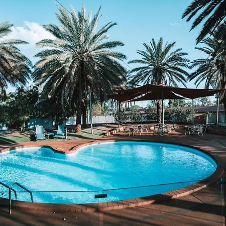 Seasons Hotel Newman Exterior photo